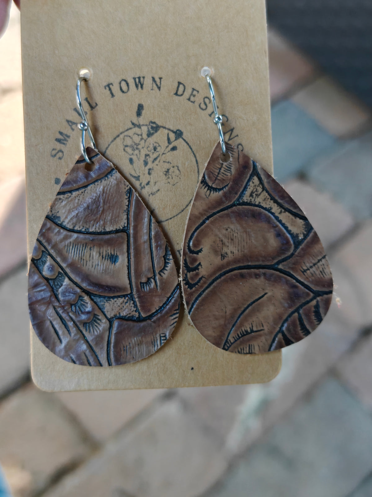 Western brown teardrops