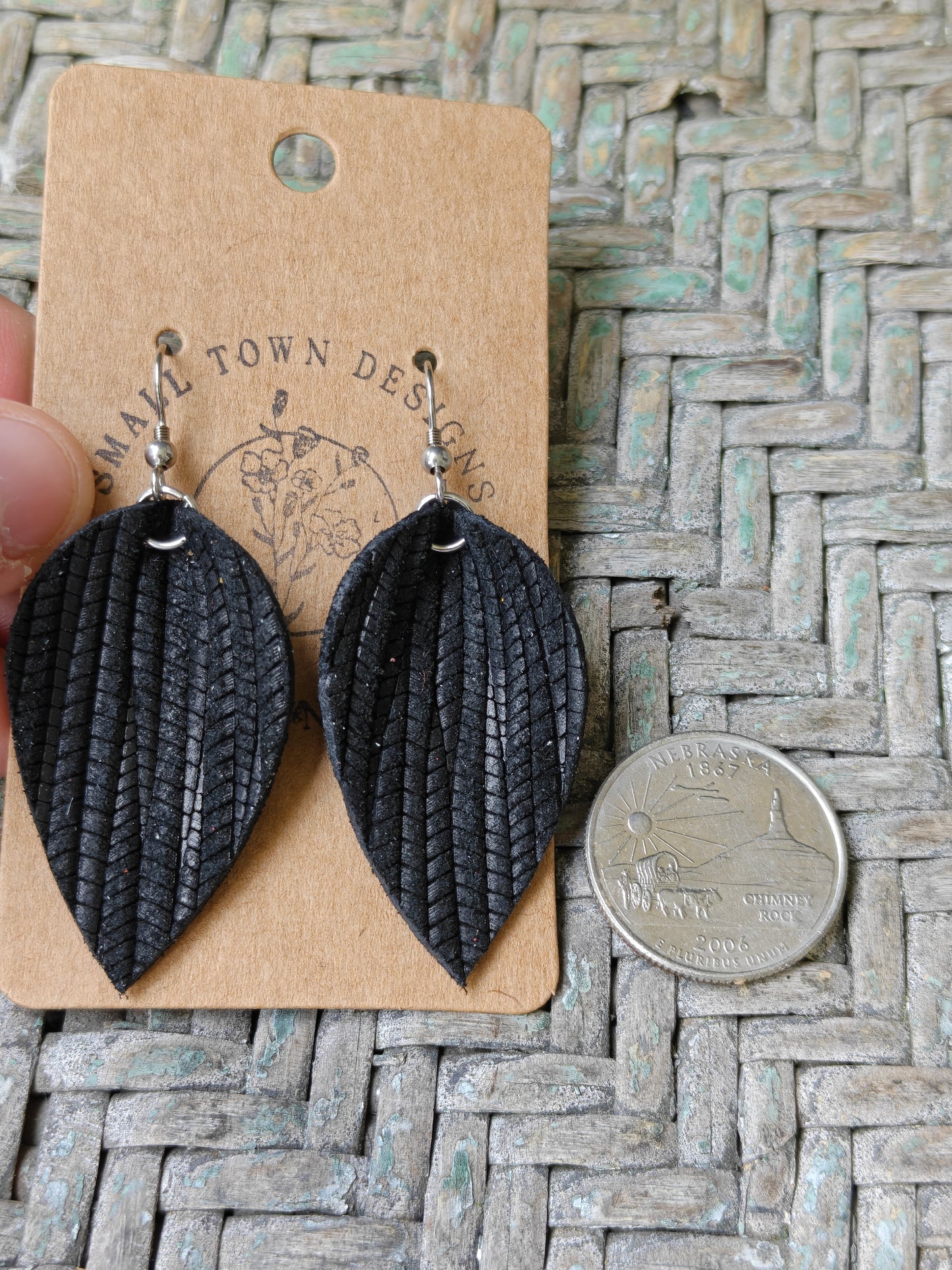 Black Palm Pinched Petals