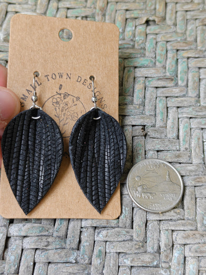 Black Palm Pinched Petals