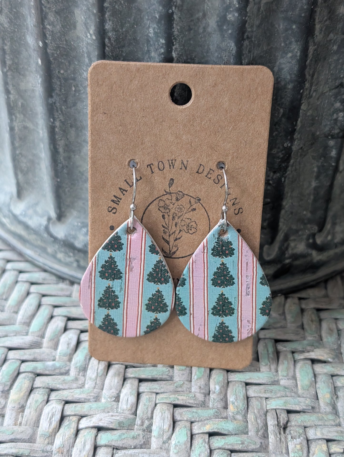 Vintage Wallpaper Tree Teardrops