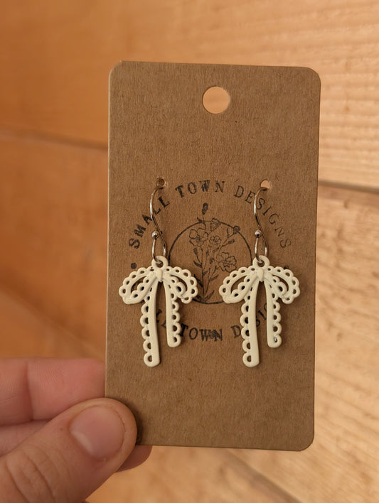 Creamy White Scalloped Bows