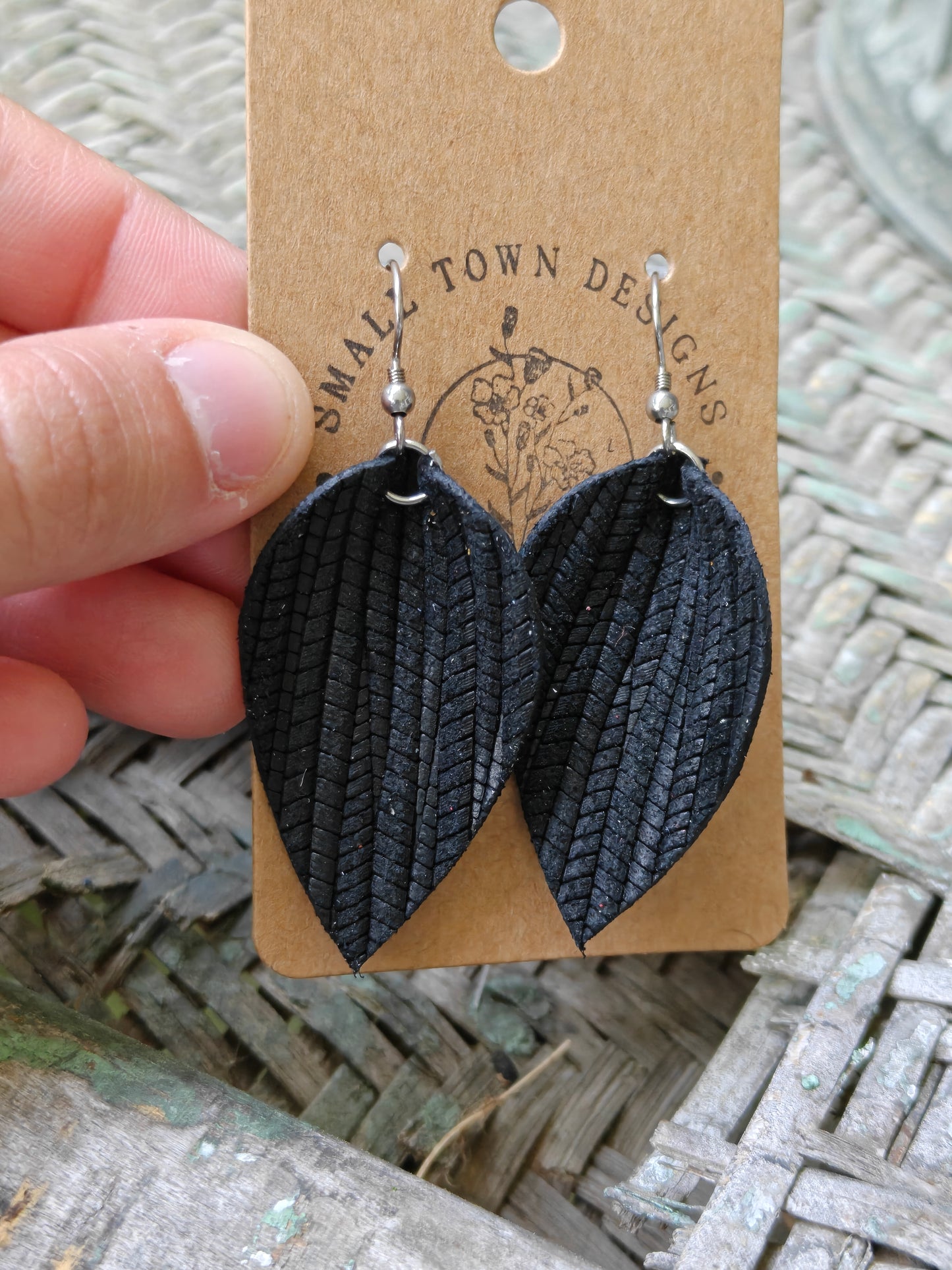 Black Palm Pinched Petals